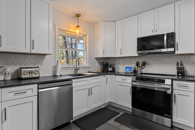 Building Photo - 2125 Forest Hills Dr