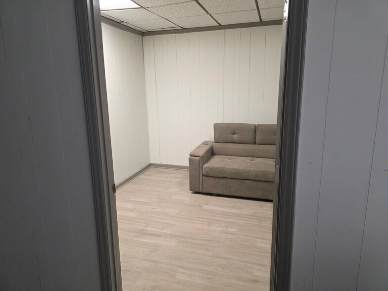 Building Photo - 116 W Main St