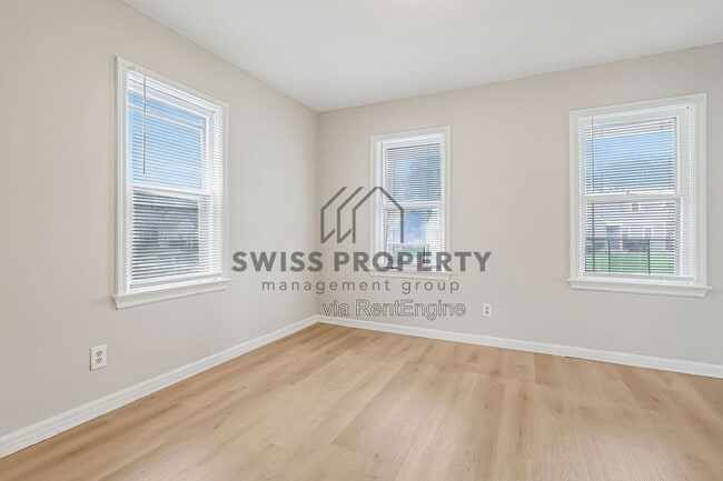 Building Photo - 1590 Vendome Dr S