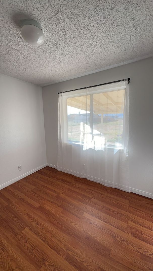 Building Photo - 3 BEDROOM APPLE VALLEY HOME