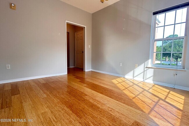 Building Photo - 610 Fairway Dr