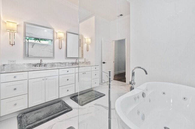 Building Photo - Beautiful 3/3 Pool Home in Gated Community W/ Lake Access