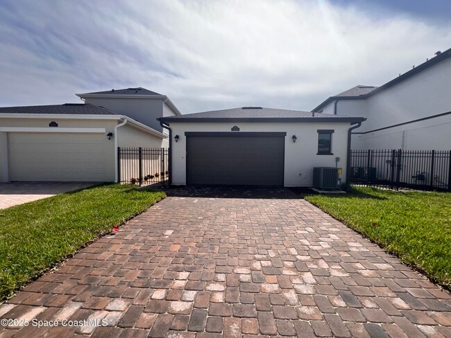 Building Photo - 7680 Allure Dr