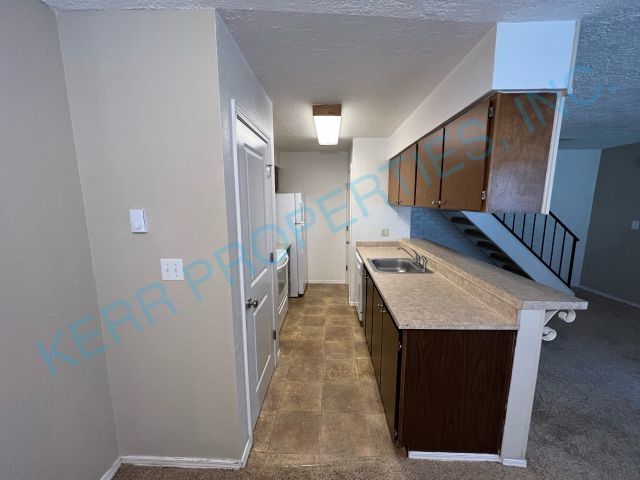 Building Photo - 1416 NE Paropa Ct