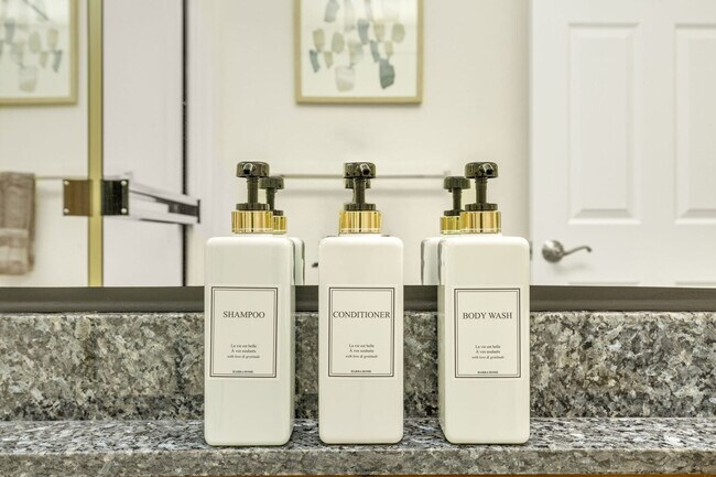 Building Photo - 1264 Bellevue Way NE