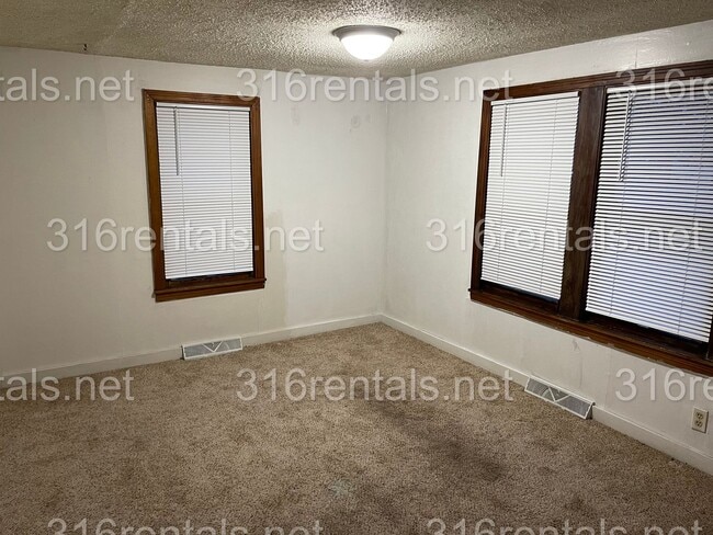 Building Photo - $775 - 2 bed 1 bath - Single Family Home
