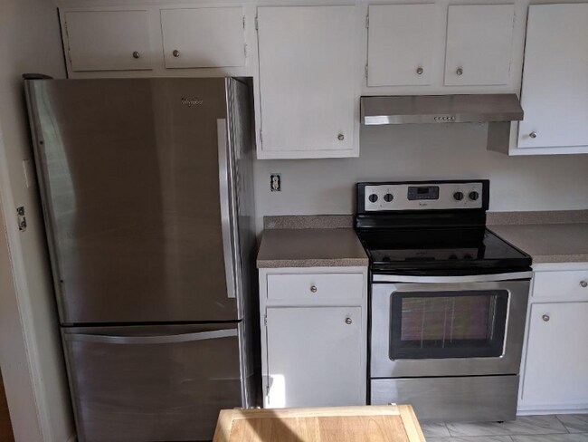 Building Photo - 474 Woodview Dr