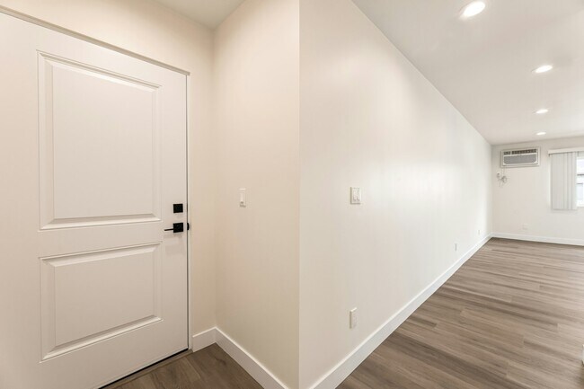 Building Photo - 5409 Radford Ave