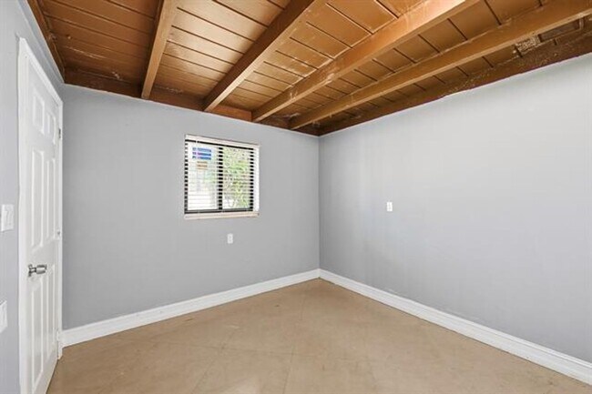Building Photo - 740 E Evanston Cir
