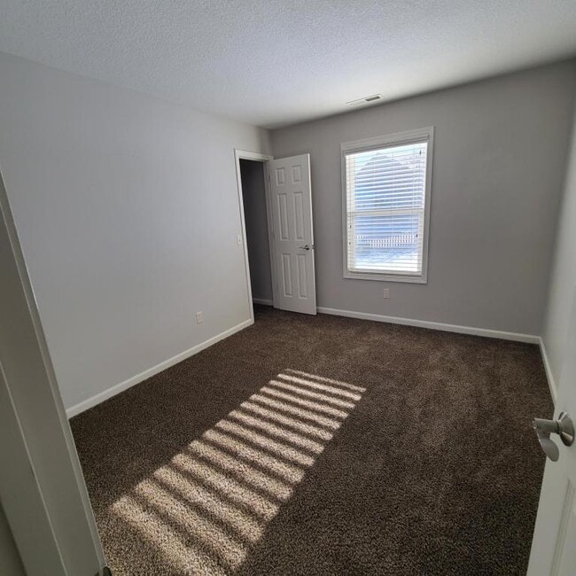 Building Photo - 10192 Greenmoor Dr