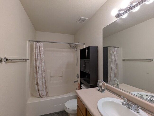 Building Photo - Updated 3-Bedroom Townhome in Dayton – Mov...