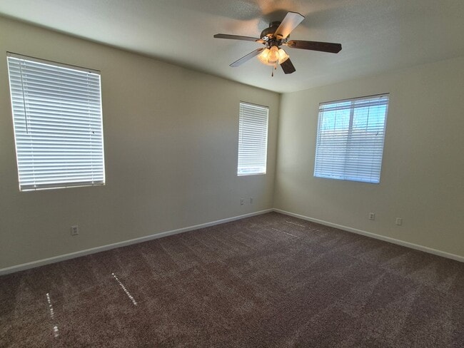 Building Photo - Adorable 3 bedroom 2.5 bath home with loft