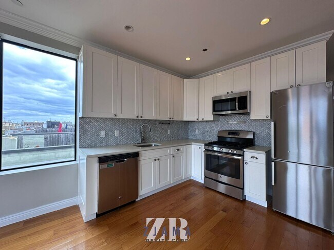 Primary Photo - 315 Lincoln Pl