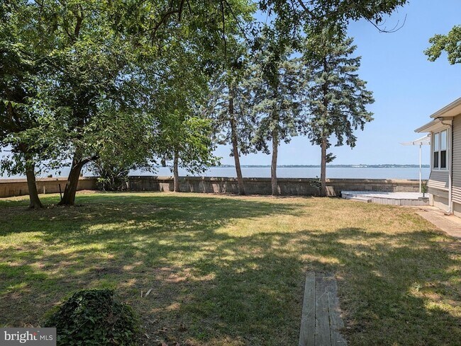 Building Photo - 171 N River Dr