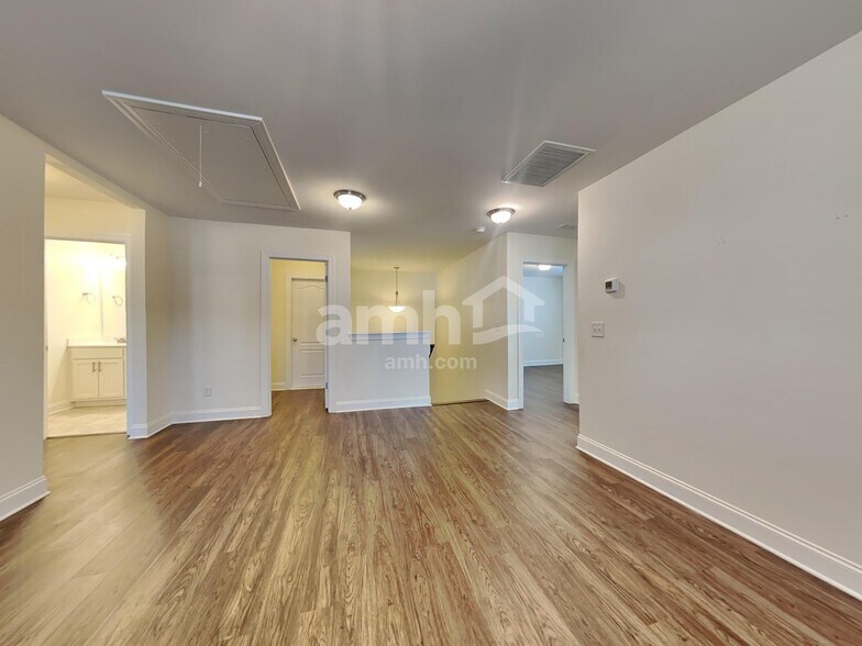 Building Photo - 111 Doral Blue Dr
