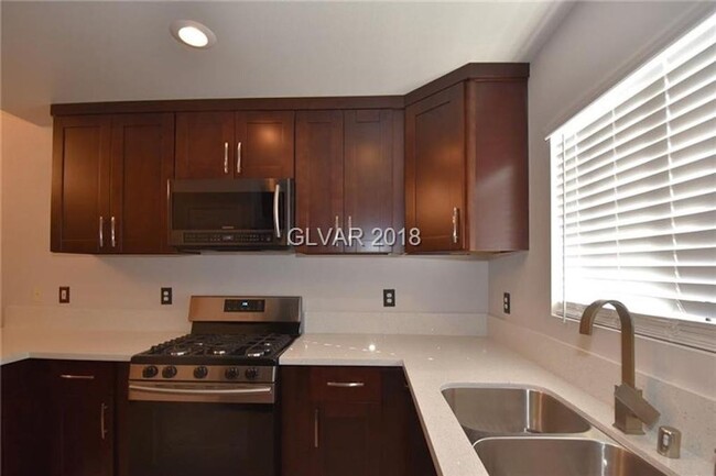 Building Photo - Live In The Heart Of Summerlin 2 Bed 2 Bat...