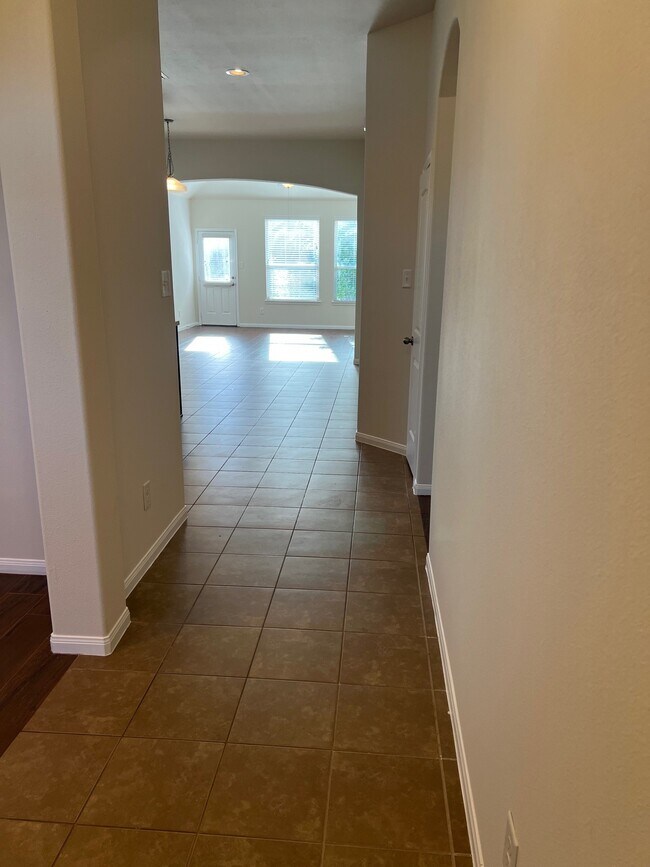 Building Photo - 1238 S Maple Dr