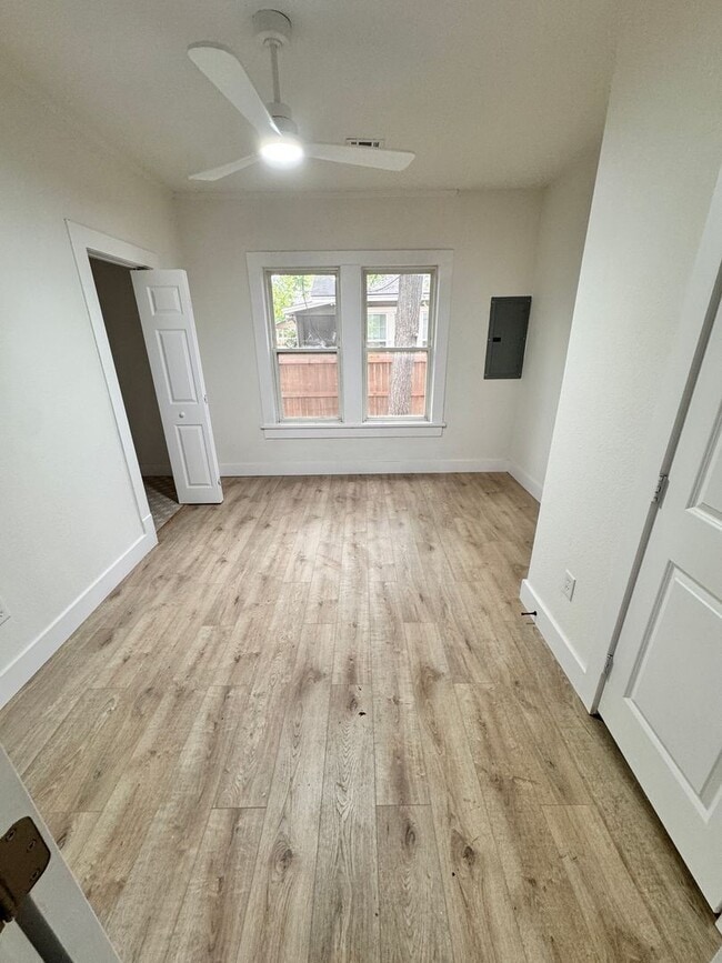 Building Photo - Freshly remodeled duplex available for rent!