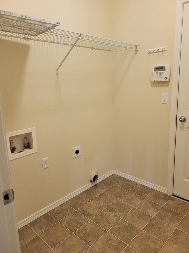 Building Photo - Beautiful 3 bedroom Rambler in perfect location