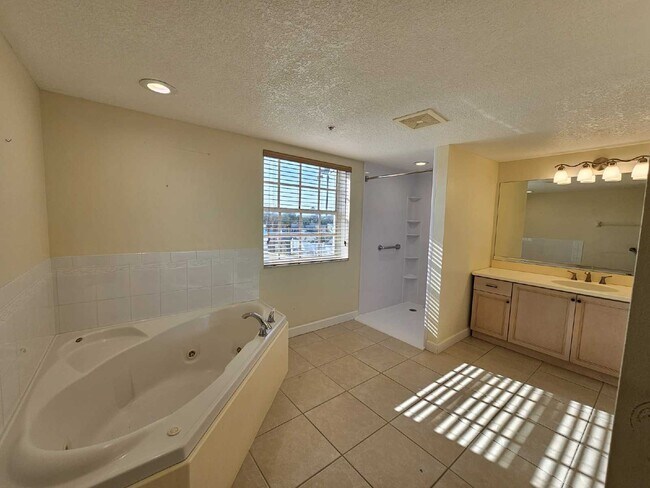 Building Photo - Seaside Serenity Awaits: Spacious 3-Bedroo...