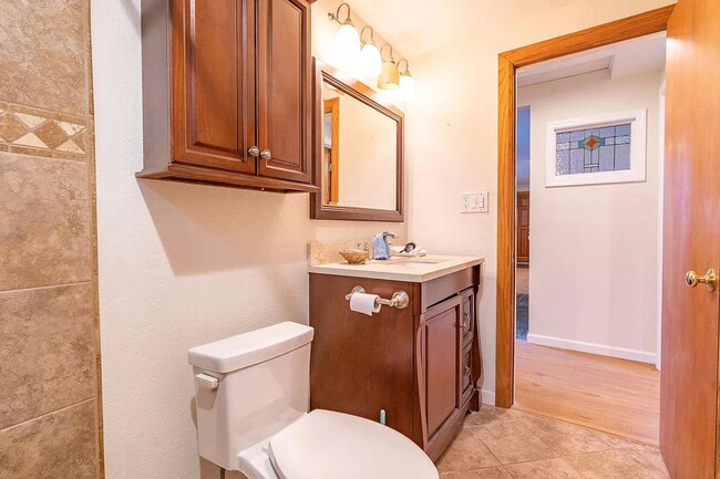Building Photo - Centrally located one bedroom, one bath ho...