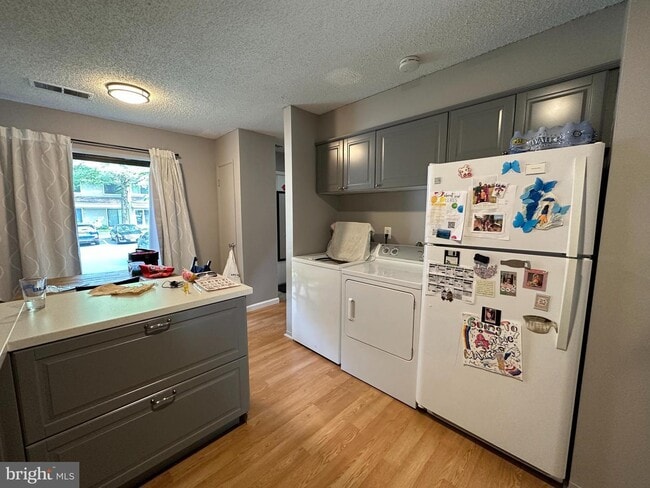 Building Photo - End-unit townhome in Reston.