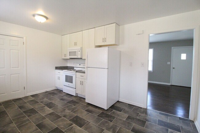 Building Photo - 3 Bedroom 1 Bath Home In Overland Park