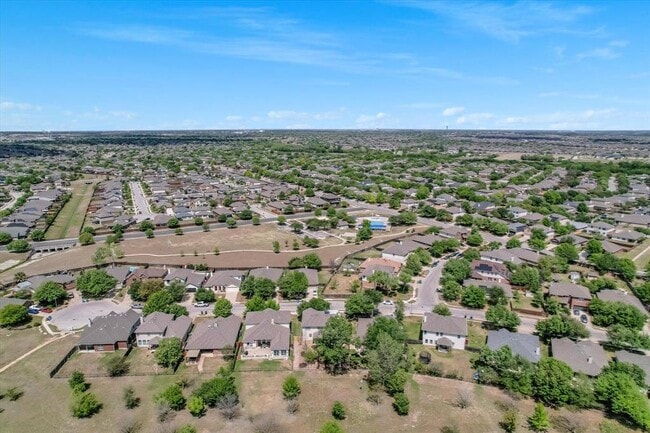 Building Photo - 4029 Lake Edge Way