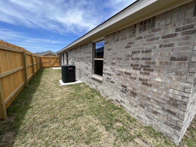 Building Photo - 113 Wind Ridge Dr