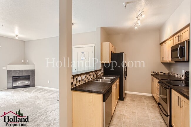 Building Photo - Great Condo W/ Garage NW Portland!!! *** 1...