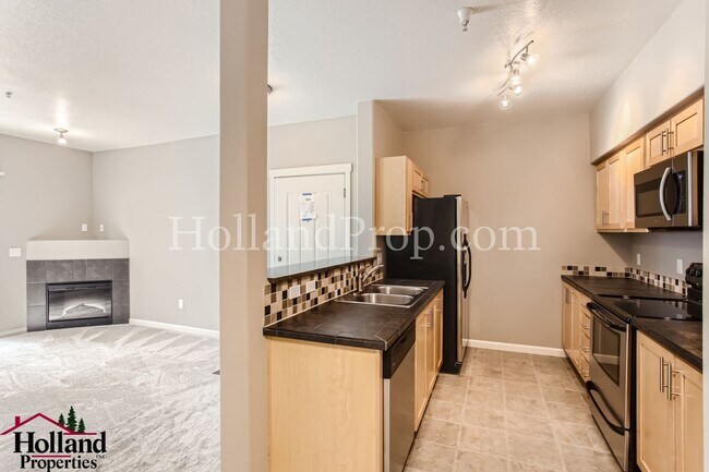 Building Photo - Prime Portland Westside Condo – Available Now, NEW BEST PRICE $1,550!!!