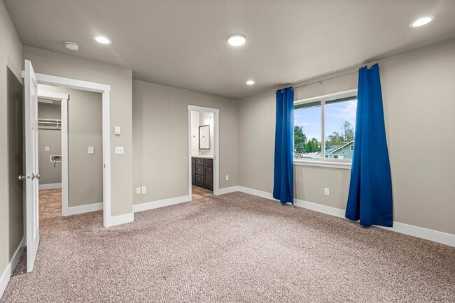 Building Photo - Modern 4-Bed Tacoma Home | Energy Efficien...