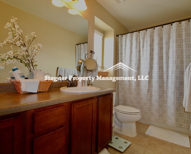 Building Photo - Beautiful Home on Cul-de-sac