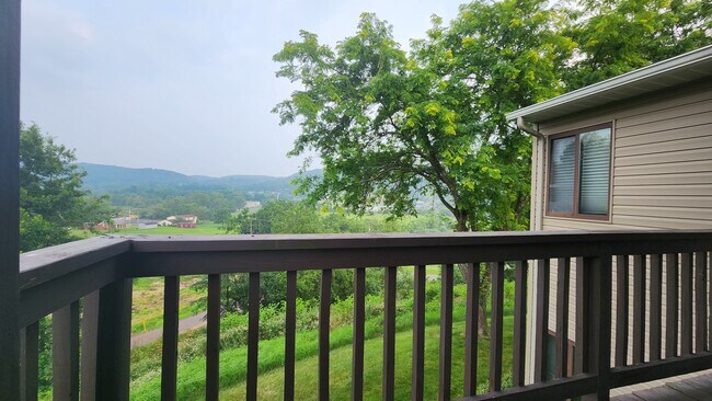 Building Photo - 184 Ridgeview St