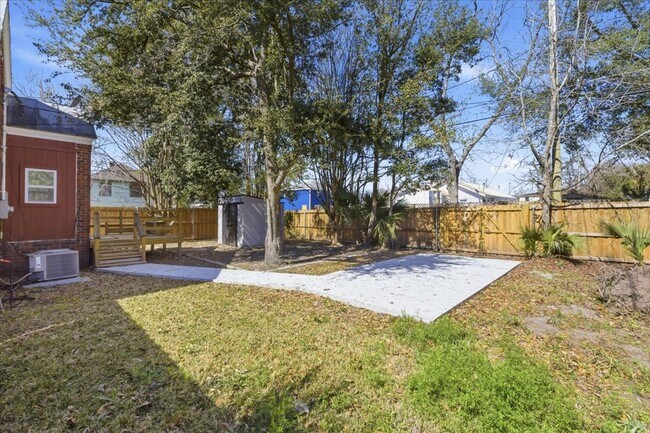 Building Photo - Move-In Ready 3BR/1.5BA Home with Private Backyard