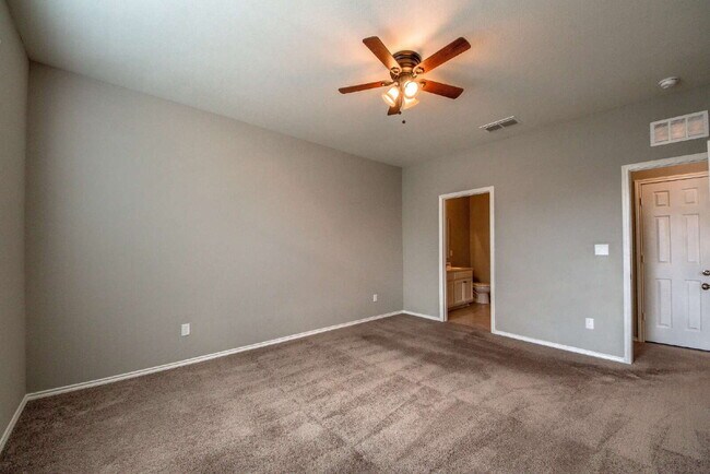 Building Photo - BEAUTIFUL HOME OFFERING 50% OFF 1ST MONTH'S RENT!!