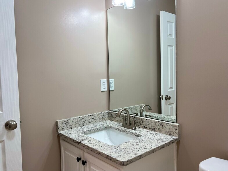 Building Photo - 112 Creekview Trl