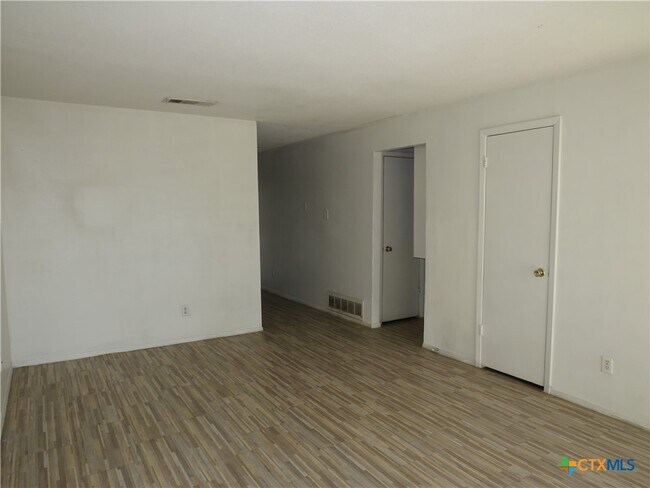 Building Photo - 1904 Cedarhill Dr