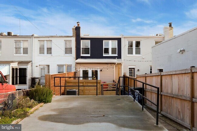 Building Photo - 2408 3rd St NE