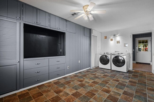 Building Photo - Large Family Home