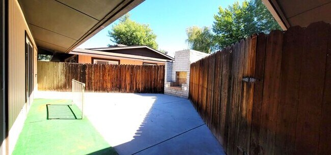 Building Photo - Beautiful 2 Bedroom / 2 Bath Bungalow Next to Hidden Valley Golf Club with Large Private Patio, N...