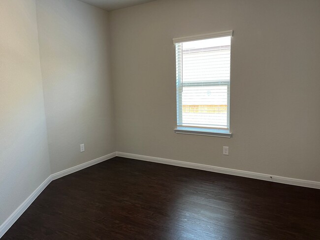 Building Photo - Luxury 3x2 Duplex in Seguin, TX!