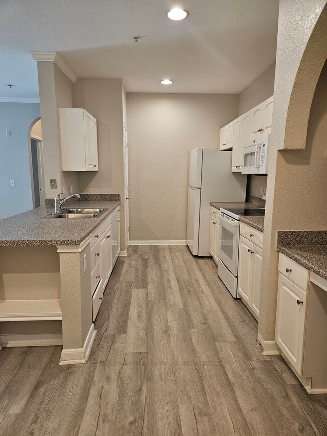 Building Photo - Beautiful Downtown Condo 2/2 Courtyard View FREE WATER/SEWER