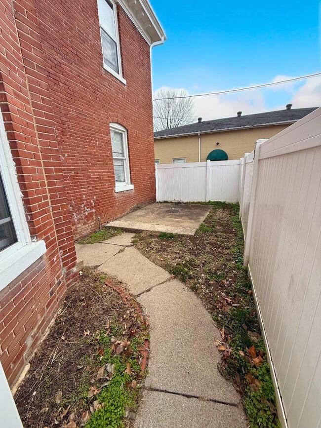 Building Photo - 327 Ash St