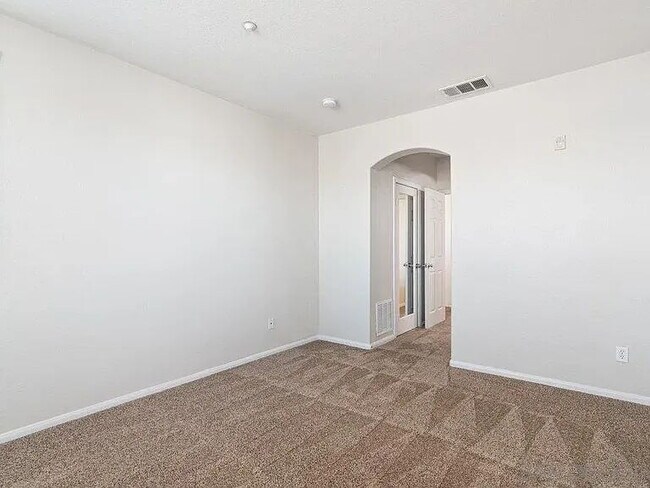 Building Photo - Don't miss out!  This beautiful spacious condo offers open floor plan, lot's of natural light, pr...
