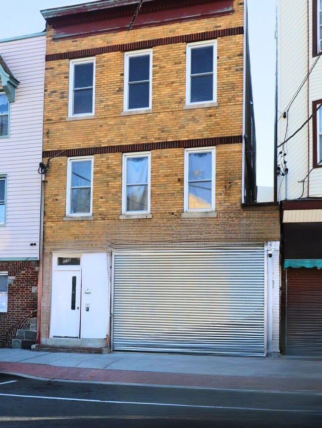 Building Photo - 3316 Summit Ave