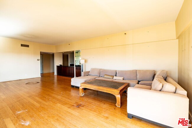 Building Photo - 10445 Wilshire Blvd