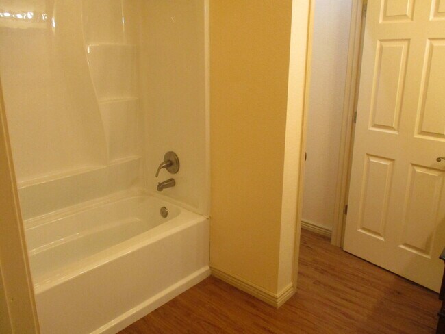 Building Photo - Walkout Basement Apartment - PRICED TO RENT - AVAIL 6/1/26