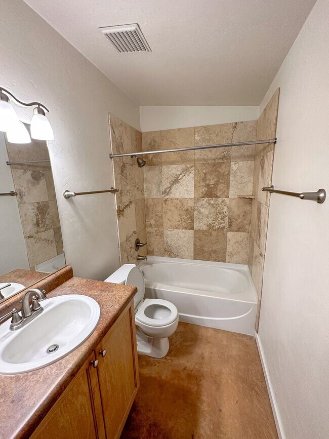 Building Photo - 3 bedroom 2 bath - close to Downtown