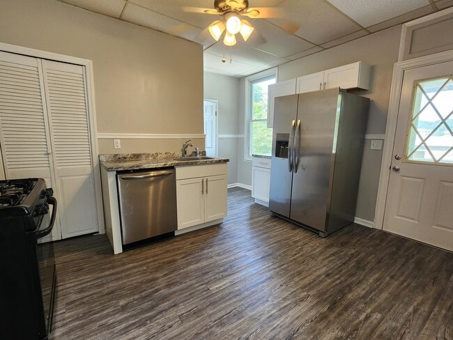 Building Photo - 1215 5th Ave